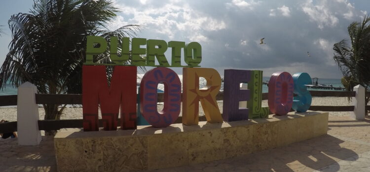 Puerto Morelos letras de colores